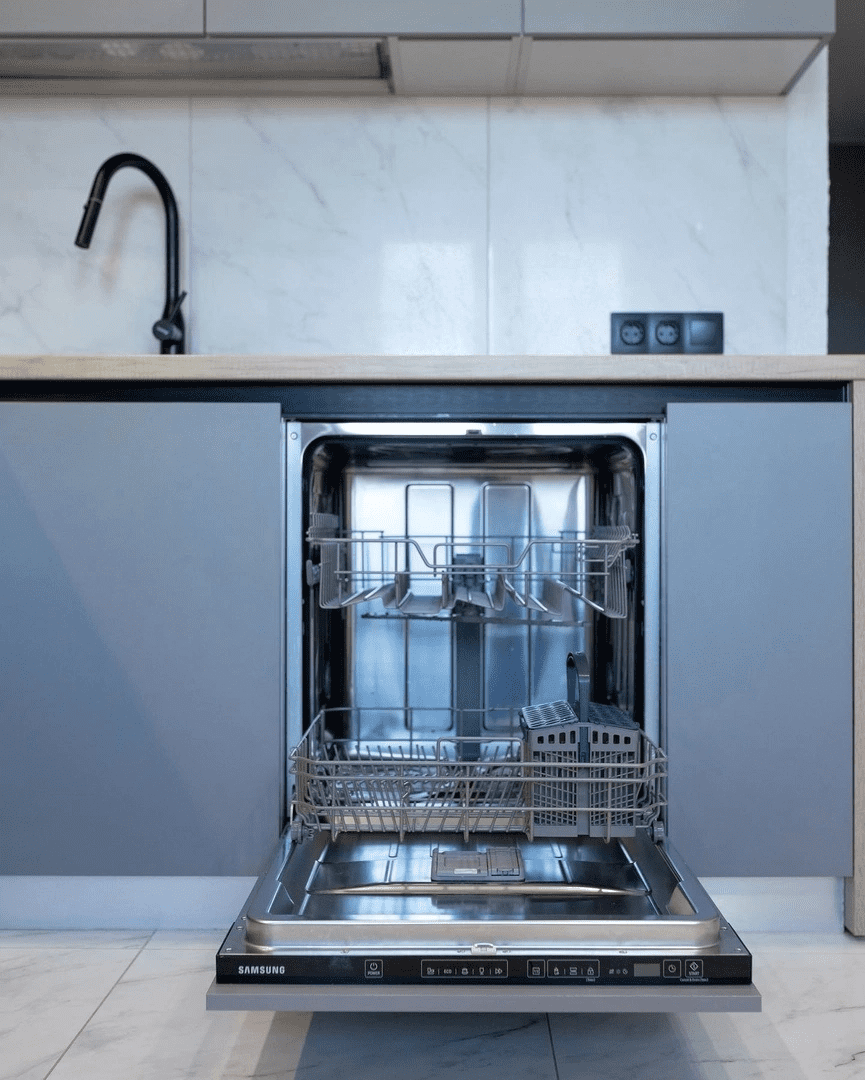 Кухня с матовыми фасадами и натуральным деревом. Фото 6