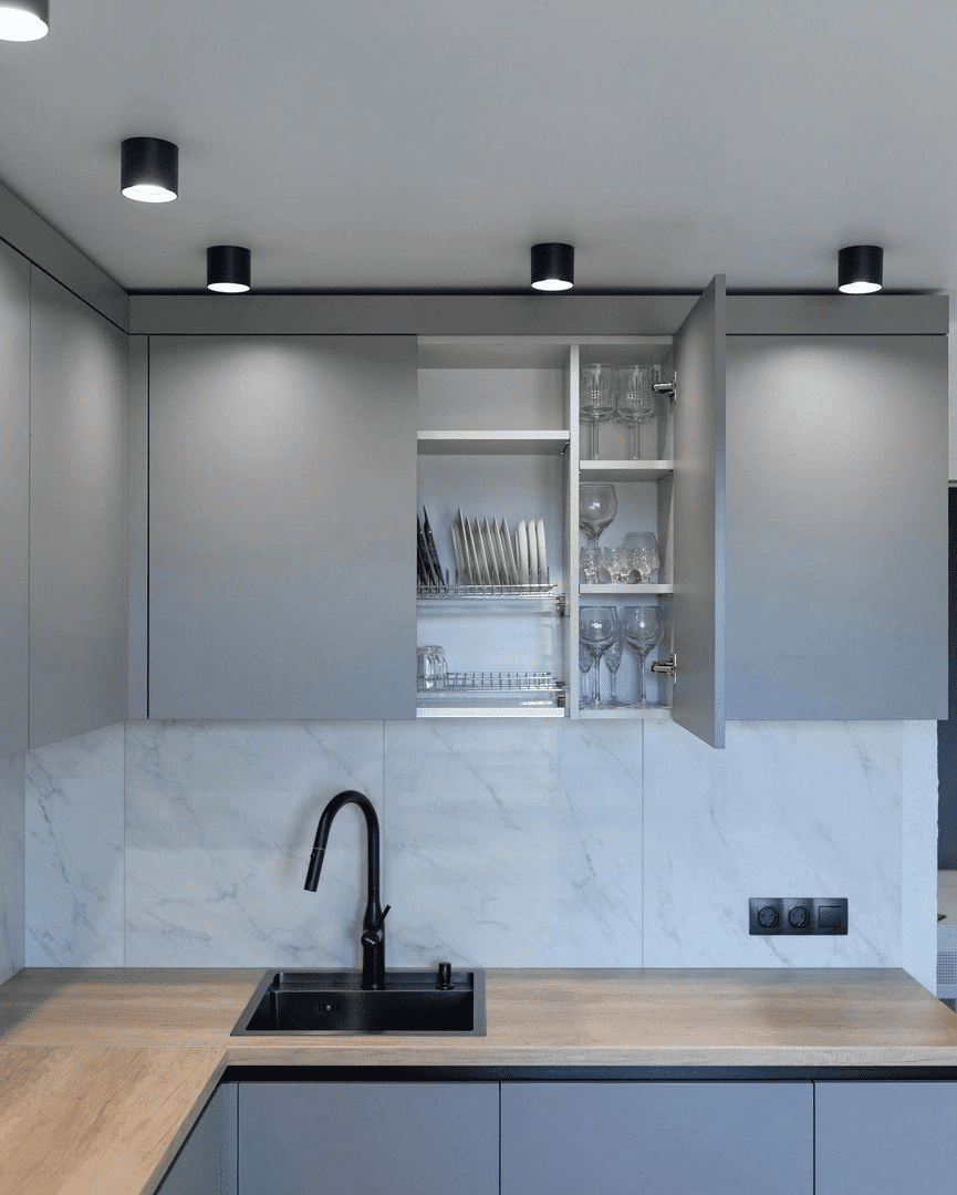 Кухня с матовыми фасадами и натуральным деревом. Фото 3