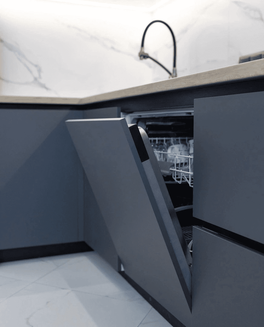 Кухня с матовыми фасадами и натуральным деревом. Фото 7