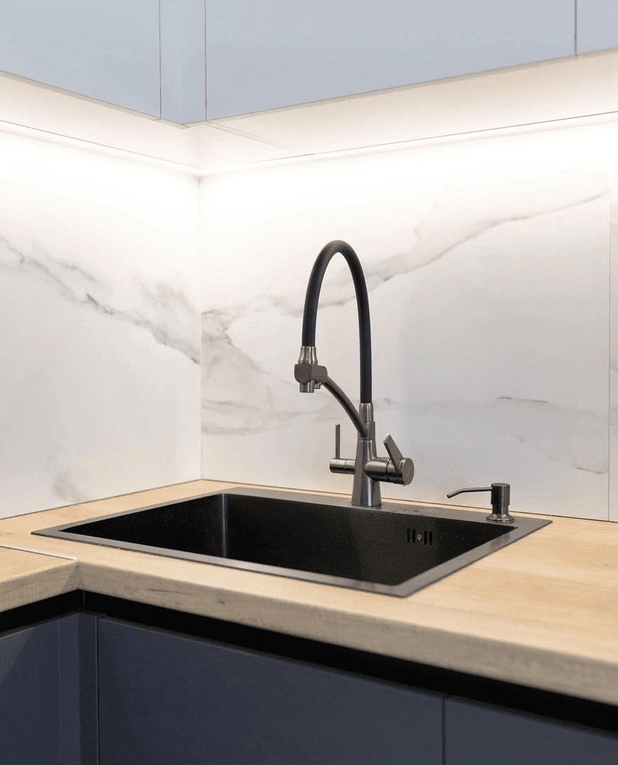 Кухня с матовыми фасадами и натуральным деревом. Фото 8